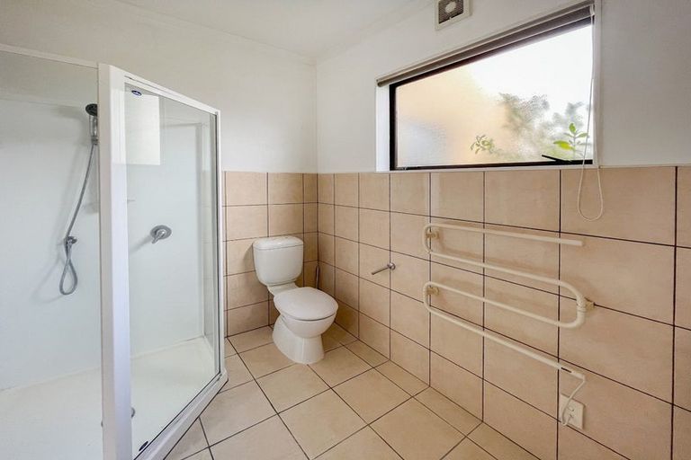 Photo of property in 28 Waimanu Bay Drive, Te Atatu Peninsula, Auckland, 0610