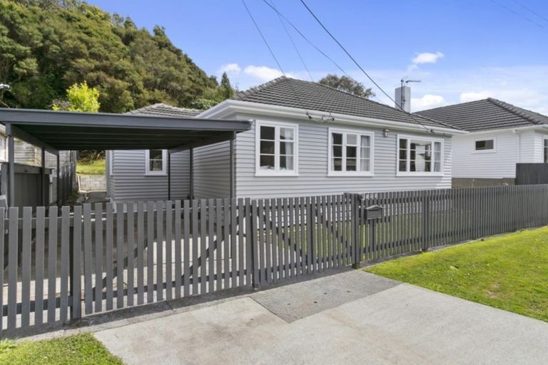 Photo of property in 195 Wellington Road, Wainuiomata, Lower Hutt, 5014