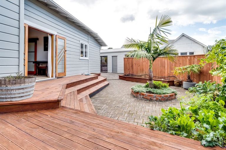 Photo of property in 10 Petane Road, Bay View, Napier, 4104