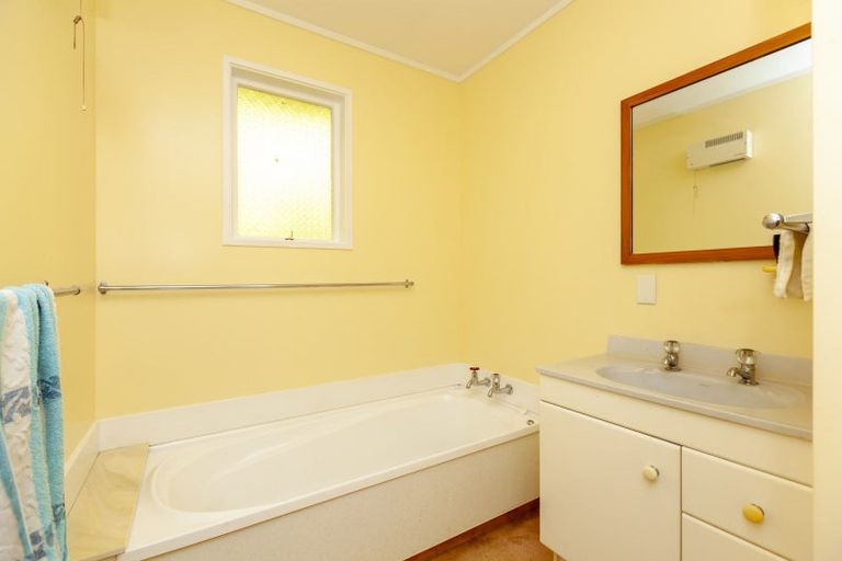 Photo of property in 17 Buckley Grove, Paraparaumu, 5032
