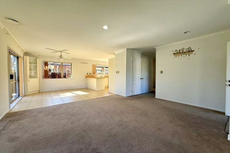 Photo of property in 17 Parkcrest Drive, Henderson, Auckland, 0612