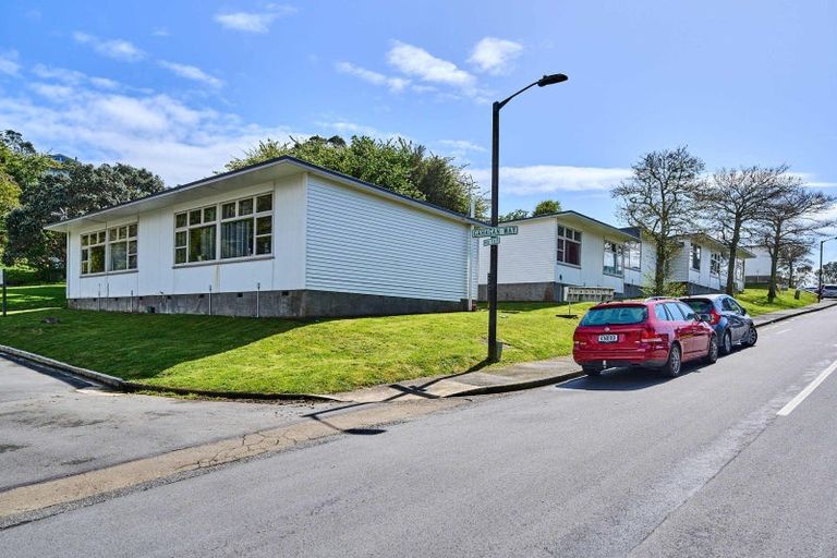 Photo of property in Batchelor Street Flats, 2-16 Batchelor Street, Newlands, Wellington, 6037