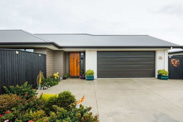 Photo of property in 71 Johnstone Drive, Fitzherbert, Palmerston North, 4410