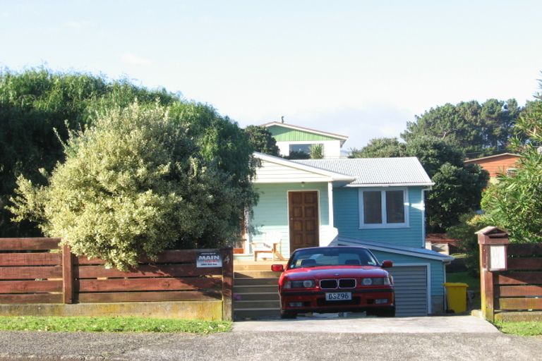 Photo of property in 4 Titoki Road, Waikanae Beach, Waikanae, 5036
