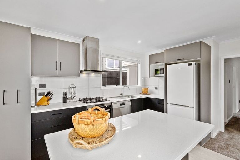 Photo of property in 26 Raroa Terrace, Tawa, Wellington, 5028