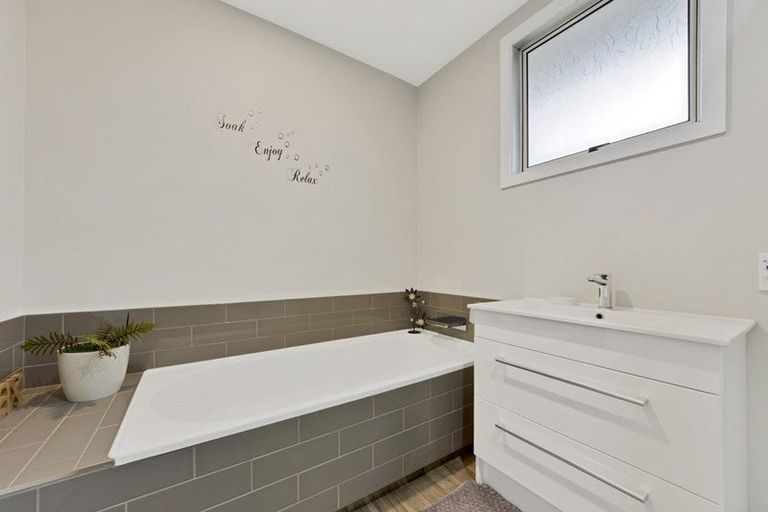 Photo of property in 2/122 Cavendish Road, Casebrook, Christchurch, 8051