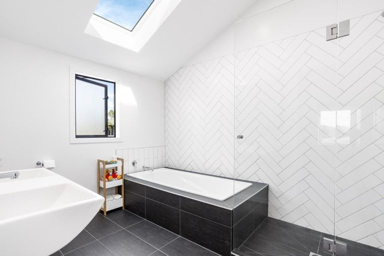 Photo of property in 3a Ward Crescent, Te Atatu Peninsula, Auckland, 0610