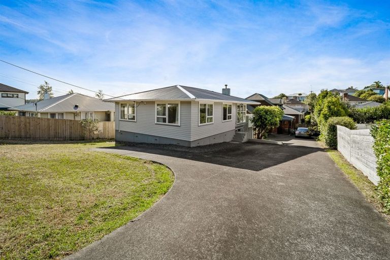 Photo of property in 1/23 Bond Crescent, Forrest Hill, Auckland, 0620