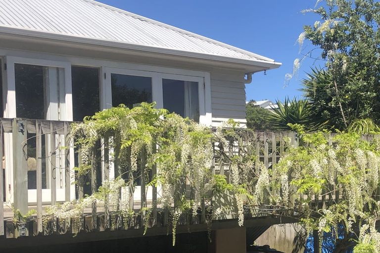Photo of property in 2/24 Garadice Road, Rothesay Bay, Auckland, 0630