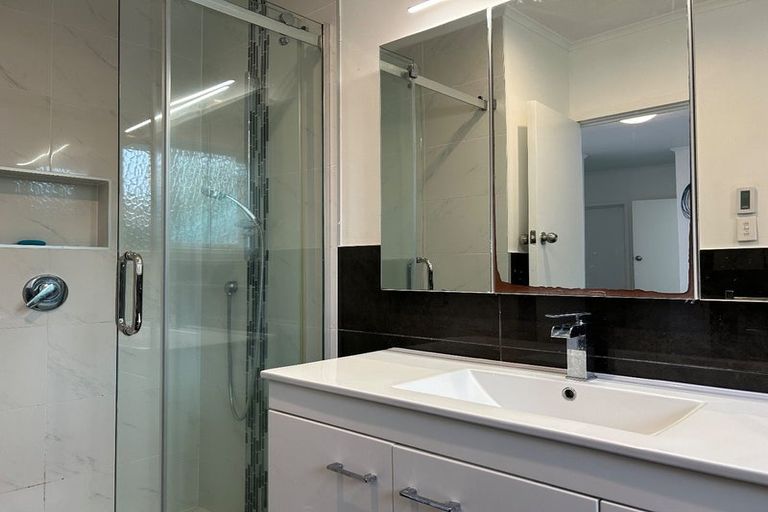 Photo of property in 5 Lynn Road, Bayview, Auckland, 0629