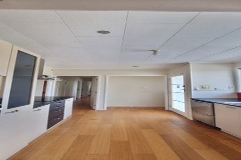 Photo of property in 31 Normanton Street, Glenfield, Auckland, 0629