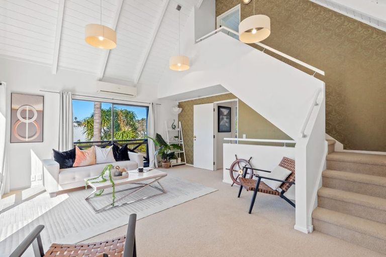 Photo of property in 2/31 Kiteroa Terrace, Rothesay Bay, Auckland, 0630