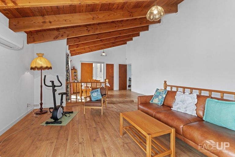 Photo of property in 5 Bosnyak Drive, Te Atatu South, Auckland, 0610