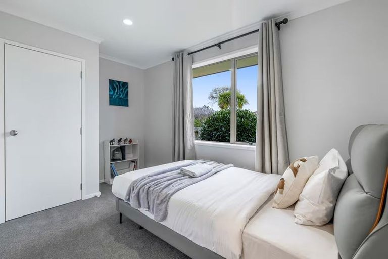 Photo of property in 5 Sunvista Avenue, Oteha, Auckland, 0632