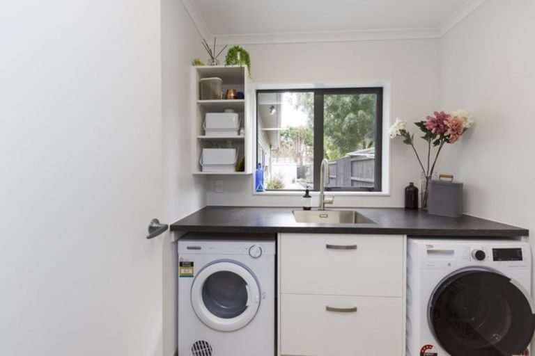 Photo of property in 4 Chestnut Close, Kelvin Grove, Palmerston North, 4414