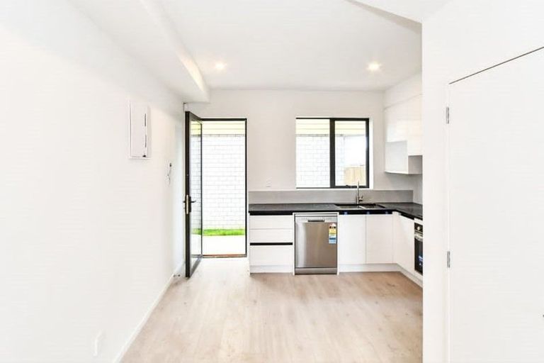 Photo of property in 2/3226 Great North Road, New Lynn, Auckland, 0600