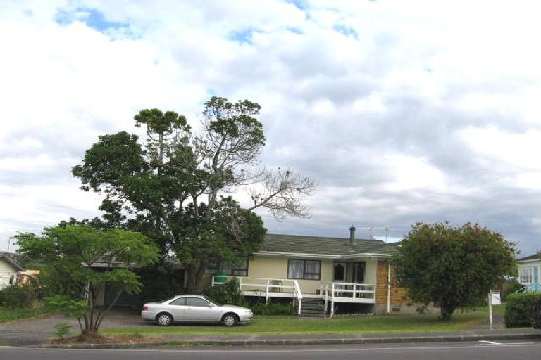 Photo of property in 1/1008 Beach Road, Torbay, Auckland, 0630
