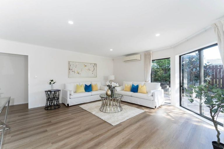 Photo of property in 17 Copplestone Place, New Lynn, Auckland, 0600