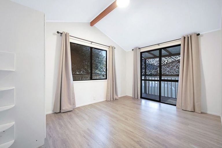 Photo of property in 5a Shamrock Lane, Te Atatu Peninsula, Auckland, 0610