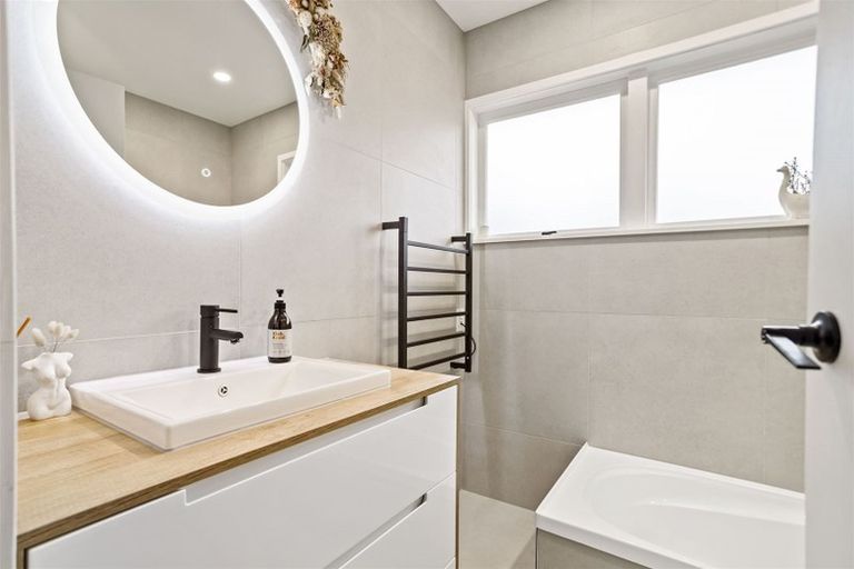 Photo of property in 6 Vina Place, Massey, Auckland, 0614