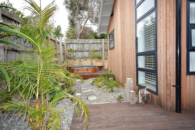 Photo of property in 33 Rauparaha Street, Waikanae Beach, Waikanae, 5036