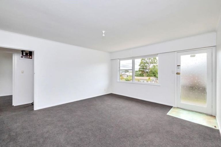 Photo of property in 2/16 Blacklock Avenue, Henderson, Auckland, 0612