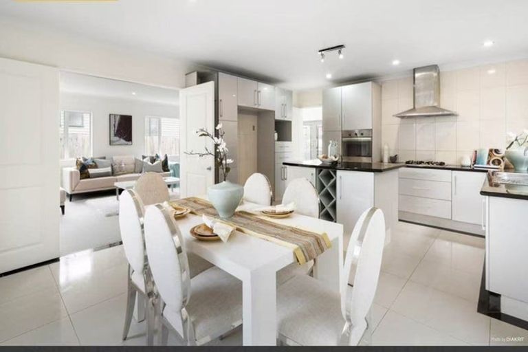 Photo of property in 11a Gerwyn Place, Pakuranga Heights, Auckland, 2010