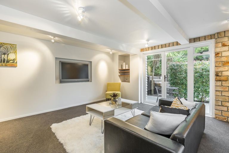 Photo of property in 44 Taupo Street, Green Bay, Auckland, 0604