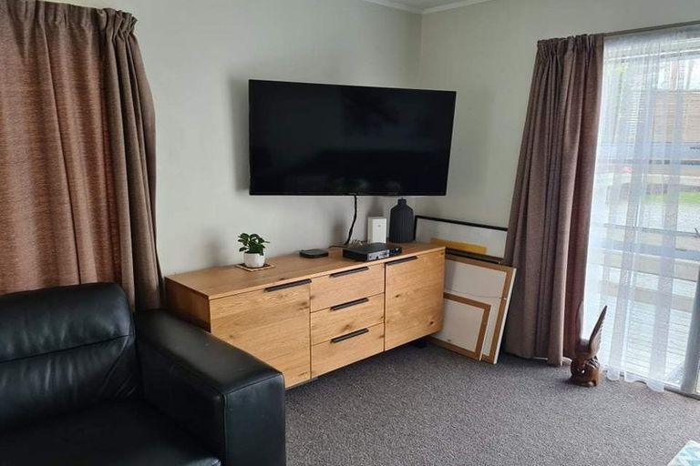 Photo of property in 4/23 Luckens Road, West Harbour, Auckland, 0618