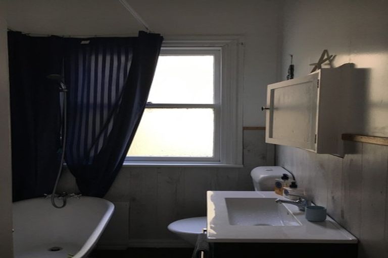 Photo of property in 58 Fairview Crescent, Kelburn, Wellington, 6012