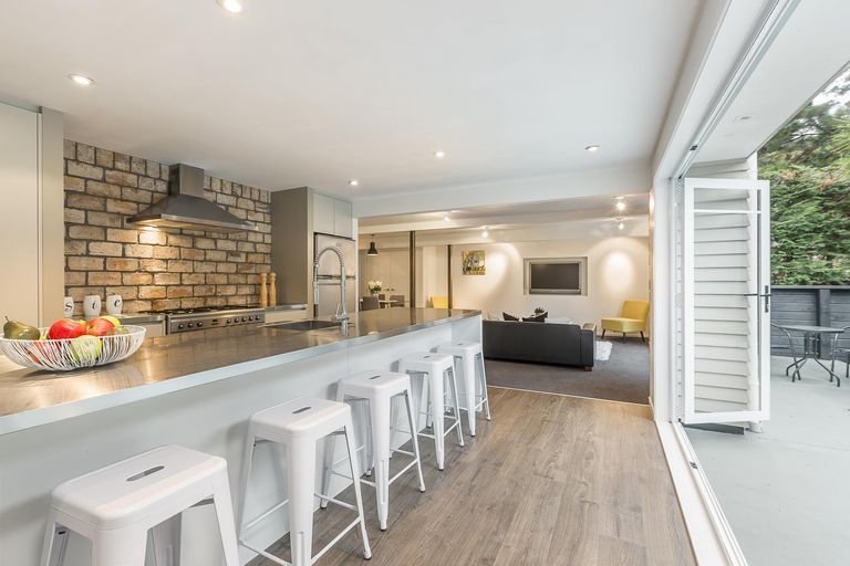 Photo of property in 44 Taupo Street, Green Bay, Auckland, 0604