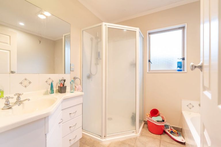 Photo of property in 10 Fernlea Avenue, Kelvin Grove, Palmerston North, 4414