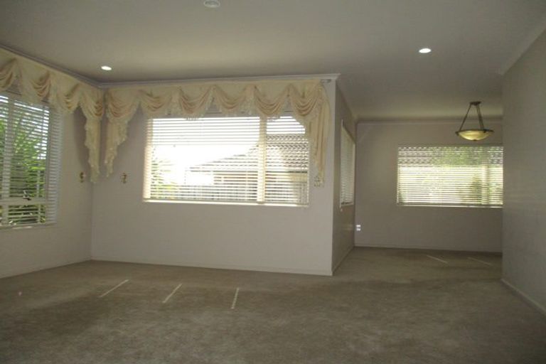 Photo of property in 12 Ballydonegan Rise, East Tamaki, Auckland, 2013