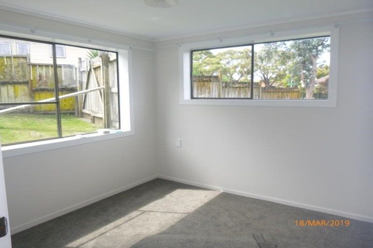 Photo of property in 8 St Catherine Crescent, West Harbour, Auckland, 0618