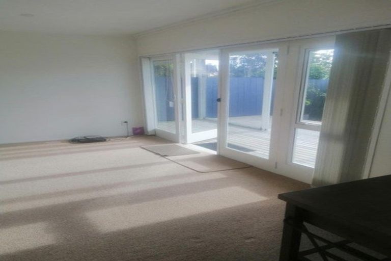 Photo of property in 1/613 Glenfield Road, Totara Vale, Auckland, 0629