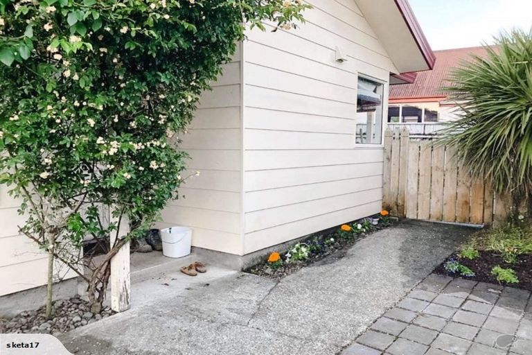 Photo of property in 2/8 Tulsa Grove, Totara Park, Upper Hutt, 5018