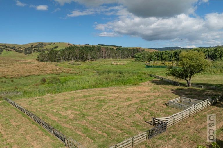 Photo of property in 76 Awaroa Road, Helensville, 0800