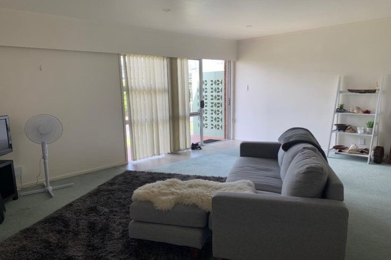 Photo of property in 2/5 Sylvan Crescent, Te Atatu South, Auckland, 0610