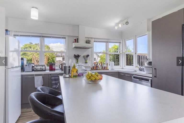 Photo of property in 2/111 Hobsonville Road, West Harbour, Auckland, 0618