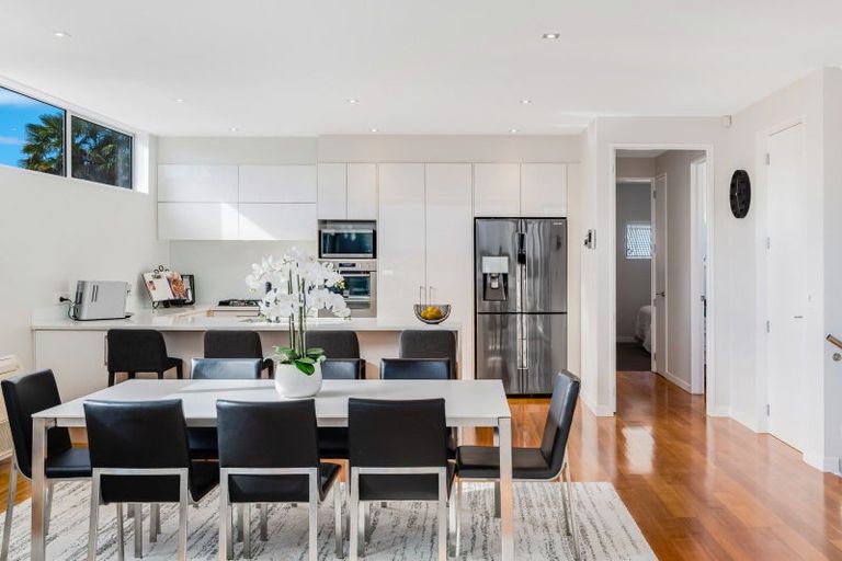 Photo of property in 33 Luplau Crescent, Cockle Bay, Auckland, 2014