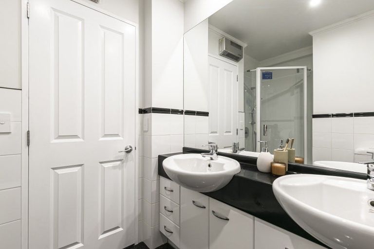 Photo of property in 7a/5 Kent Terrace, Mount Victoria, Wellington, 6011