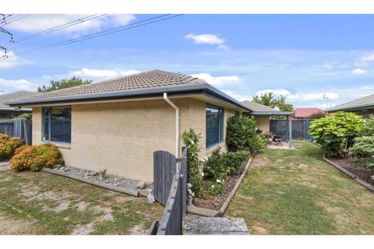 Photo of property in 12 Showgate Avenue, Sockburn, Christchurch, 8042