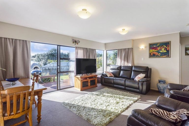 Photo of property in 15 Pine Ridge Terrace, Waikanae Beach, Waikanae, 5036
