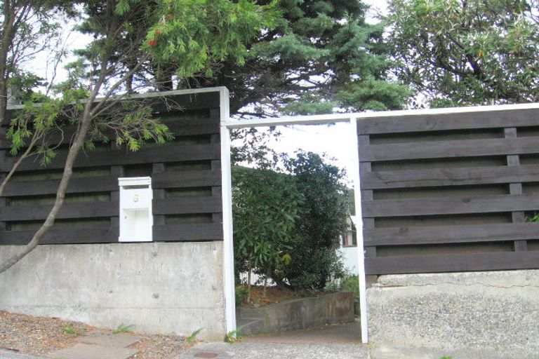 Photo of property in 6 Arahanga Grove, Maupuia, Wellington, 6022