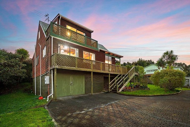 Photo of property in 2/10b Eastglen Road, Glen Eden, Auckland, 0602