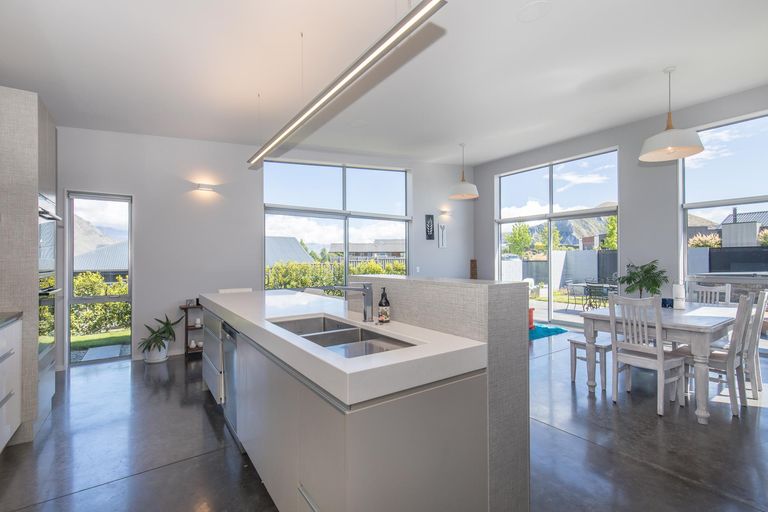 Photo of property in 48 Minaret Ridge, Wanaka, 9305