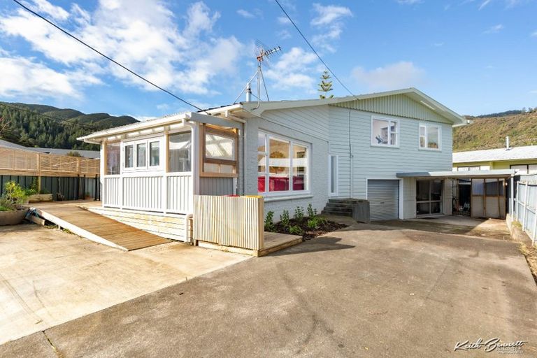 Photo of property in 6 Bella Grove, Naenae, Lower Hutt, 5011