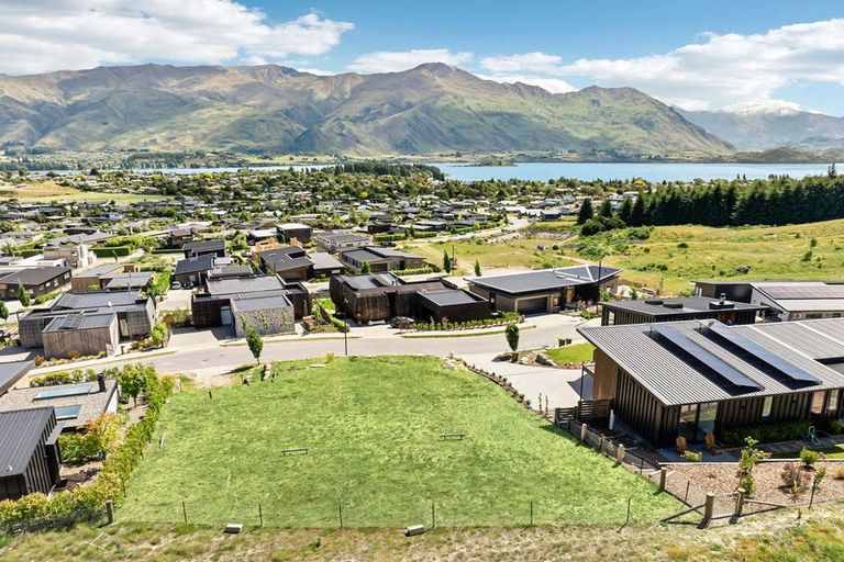 Photo of property in 16 Akitu Rise, Wanaka, 9305
