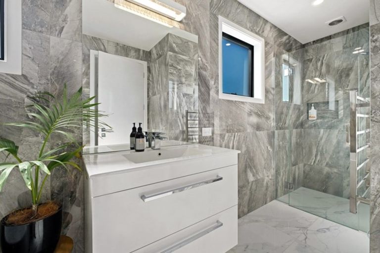 Photo of property in 35 Minaret Ridge, Wanaka, 9305