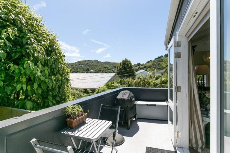 Photo of property in 7 Newcombe Crescent, Karori, Wellington, 6012